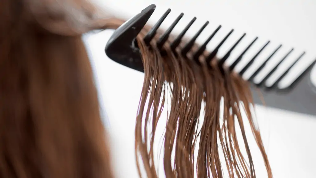 comb hair easily after washing with this homemade hair detangler with essential oils