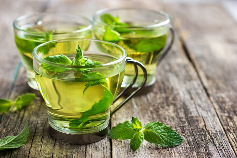 3 cups of tea with fresh spearmint leaves