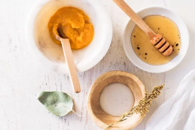 a bowl of organic honey, yoghurt, honey and a spoon to make a hydrating face mask