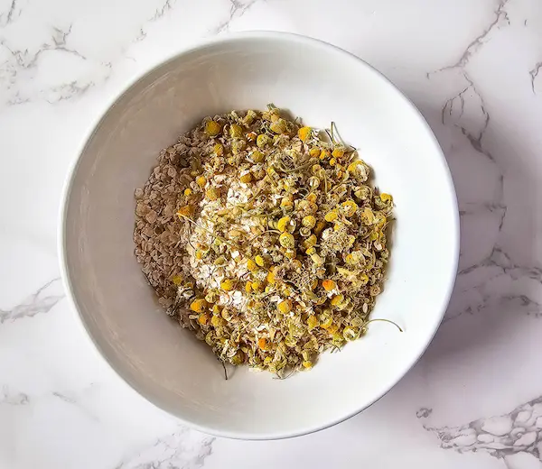 Oatmeal and Chamomile Bath Tea step 1